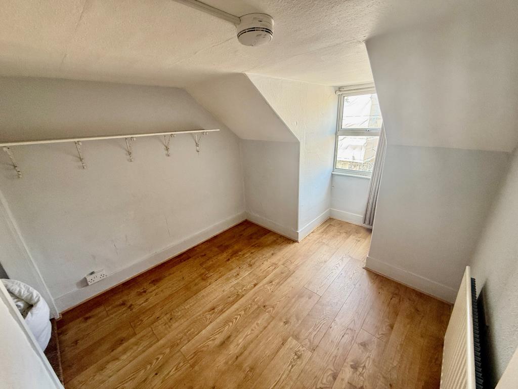 Lot: 121 - LARGE END-TERRACE PROPERTY WITH POTENTIAL - Bedroom four